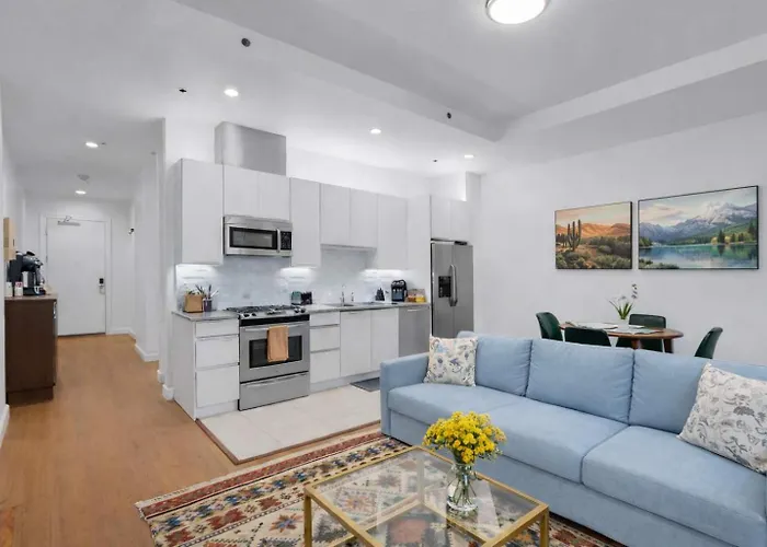 Apartment Downtown Executive Sleeps 6 Gym Co-work & Lounge Access *