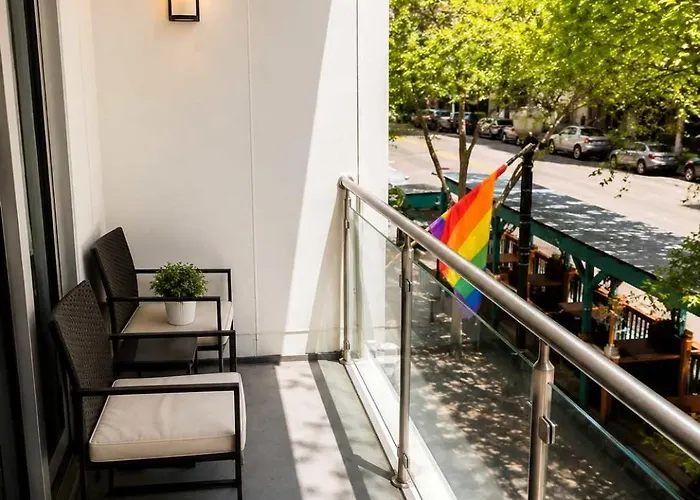 Downtown Executive Sleeps 6 Gym Co-work & Lounge Access *
